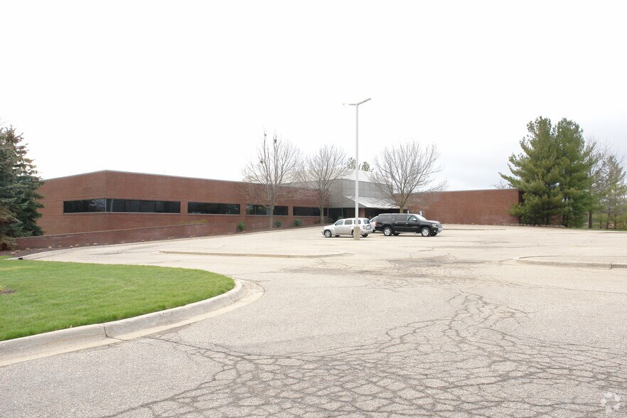 5989 Tahoe Dr SE, Grand Rapids, MI à louer - Photo de l’immeuble – Image 2 sur 7