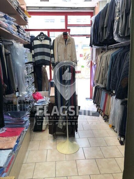 Local commercial dans Paris à louer - Photo de l’immeuble – Image 1 sur 4