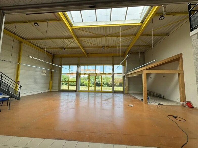Local d’activités dans Saint-Étienne à louer - Photo de l’immeuble – Image 1 sur 7