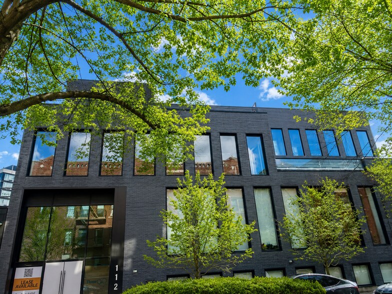 11-20 46th Rd, Long Island City, NY à louer - Photo de l’immeuble – Image 1 sur 10