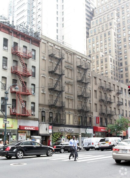 686-688 Third Ave, New York, NY à louer - Photo de l’immeuble – Image 2 sur 2