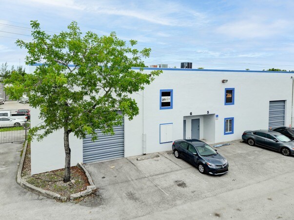 2205 W 80th St, Hialeah, FL à vendre - Photo de l’immeuble – Image 2 sur 6