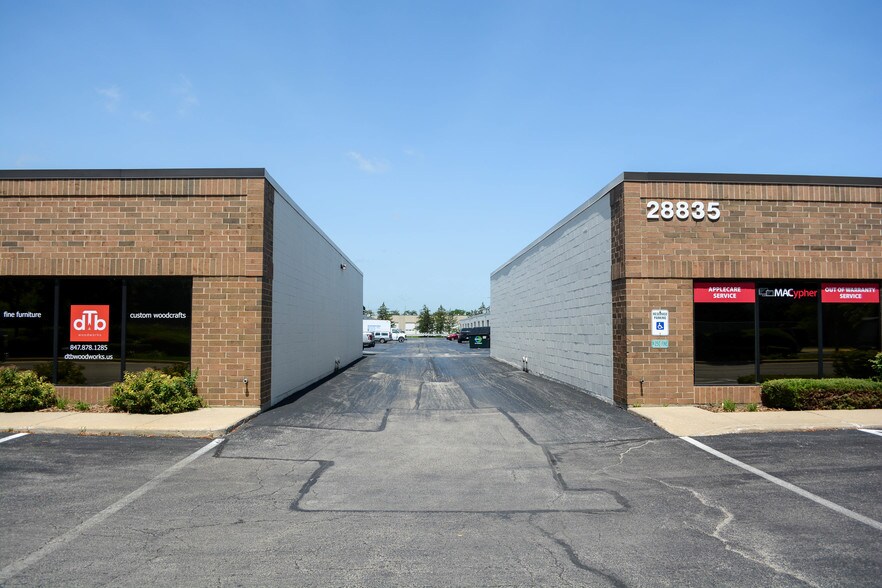 28835 N Herky Dr, Lake Bluff, IL à vendre - Photo de l’immeuble – Image 2 sur 19