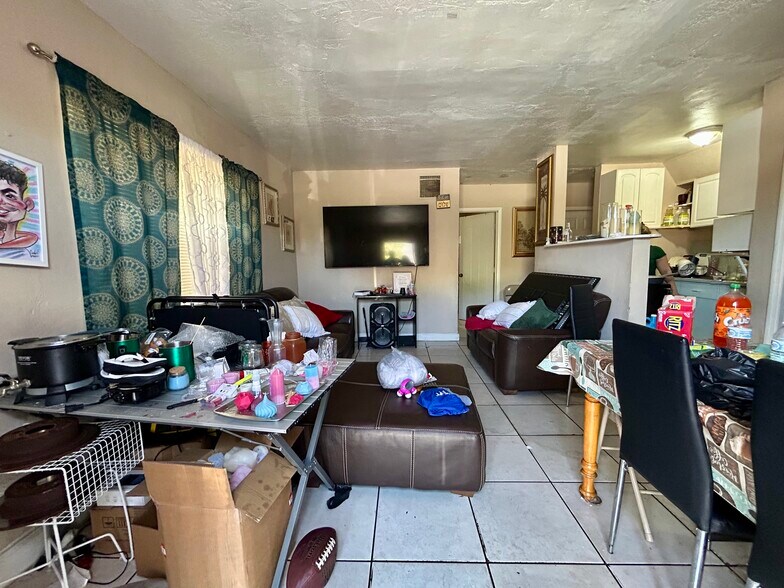 16 Unit Multifamily Value Add Portfolio portefeuille de 3 biens à vendre sur LoopNet.fr - Photo de l’immeuble – Image 2 sur 44