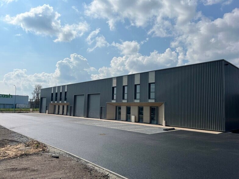 Local d'activités dans Varennes-lès-Mâcon à vendre - Photo de l’immeuble – Image 1 sur 4