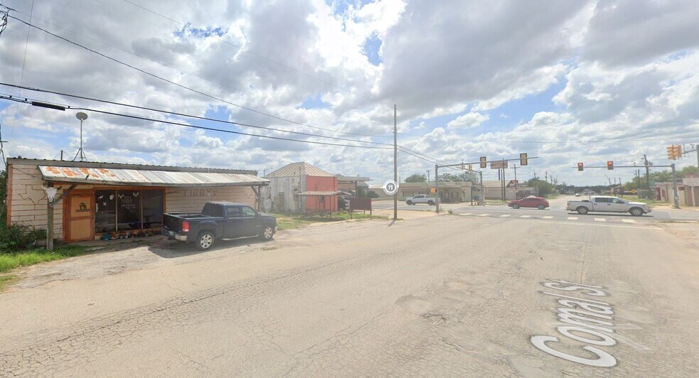 304 S Oak St, Pearsall, TX à vendre - Photo de l’immeuble – Image 3 sur 4