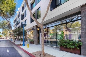 8350-8358 Santa Monica Blvd, West Hollywood, CA à louer Photo intérieure– Image 1 sur 3