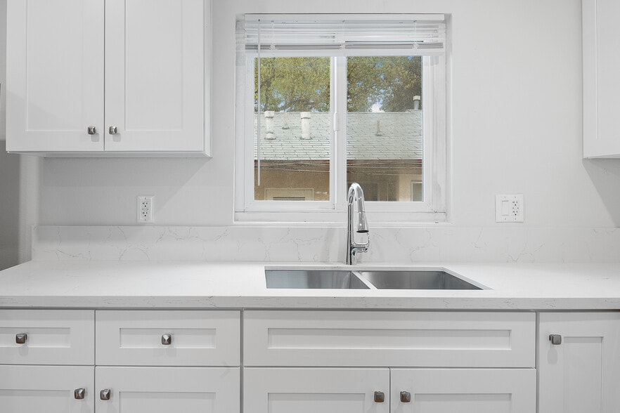 240-260 E Providencia Ave, Burbank, CA à vendre - Photo intérieure – Image 3 sur 78