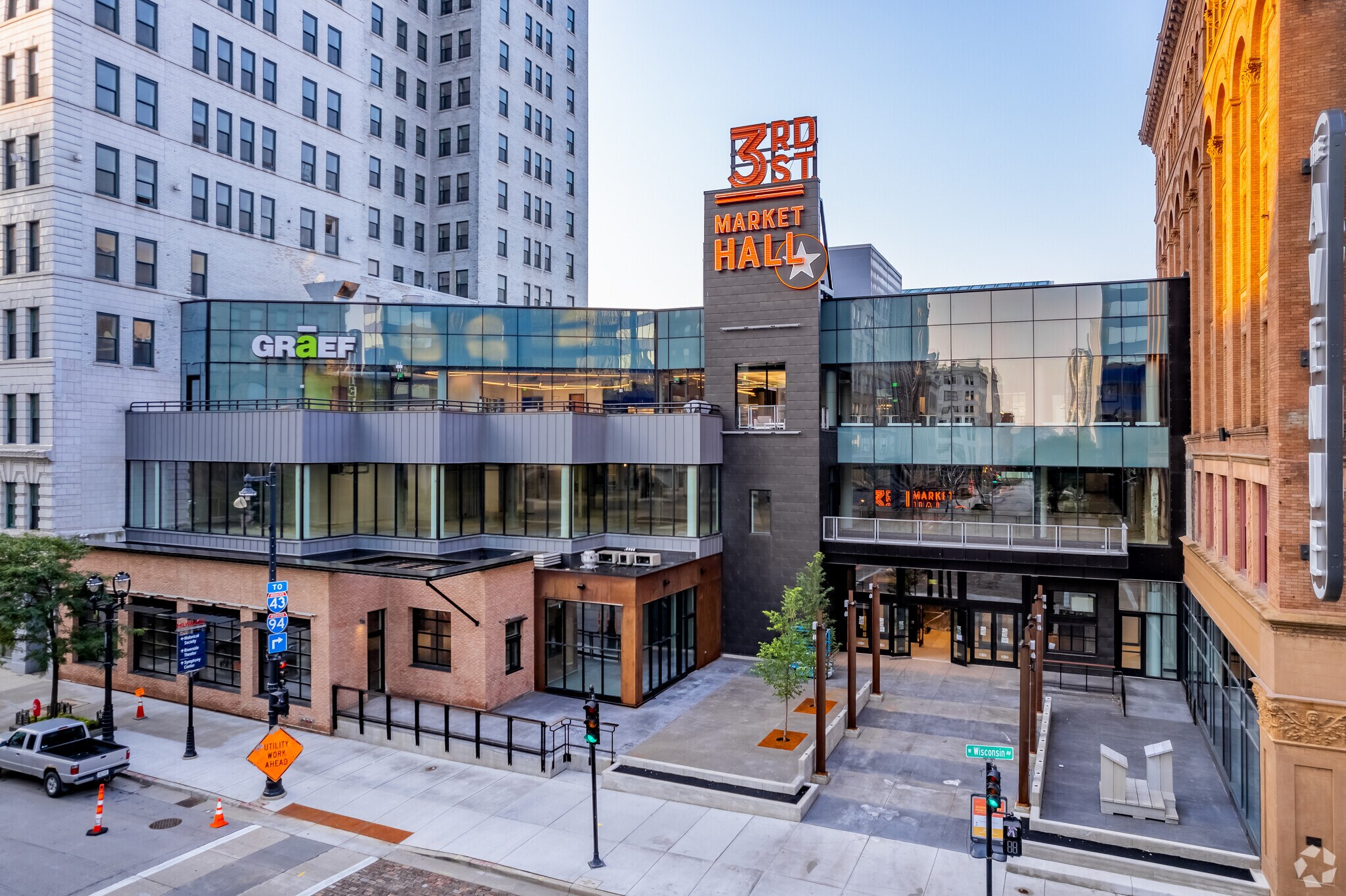 275 W Wisconsin Ave, Milwaukee, WI à louer Photo de l’immeuble– Image 1 sur 9