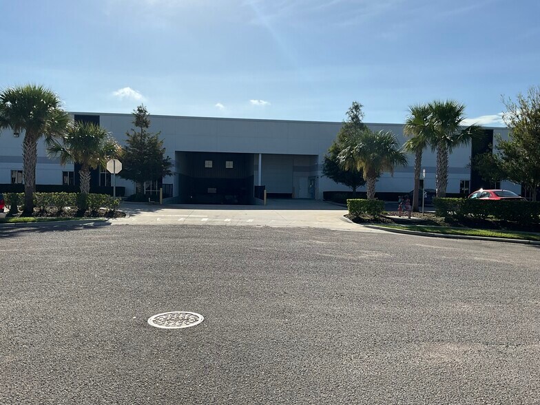 623 Trestle Pt, Sanford, FL à louer - Photo de l’immeuble – Image 3 sur 7