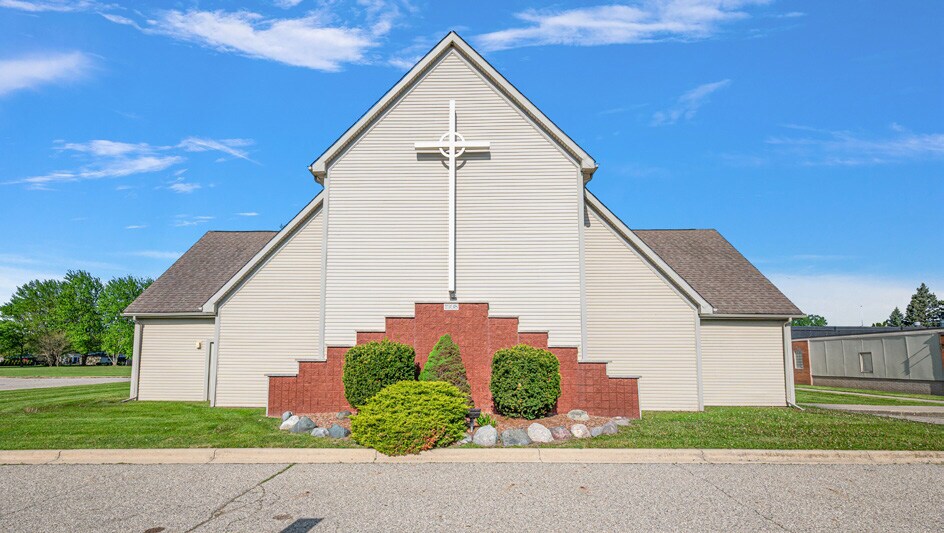 42681 Hayes Rd, Sterling Heights, MI à vendre - Photo de l’immeuble – Image 2 sur 17