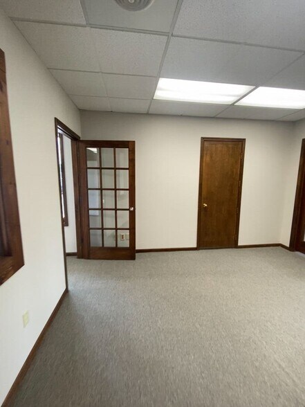 6011 Nieman Rd, Shawnee, KS à louer - Vidéo sur l’annonce professionnelle – Image 2 sur 8