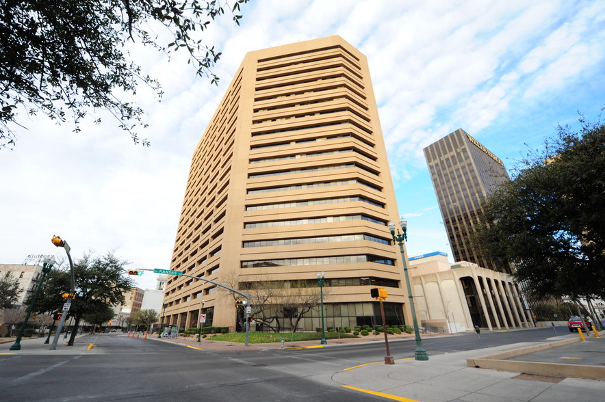 100 N Stanton St, El Paso, TX à louer - Photo de l’immeuble – Image 1 sur 26