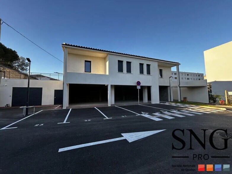 Avenue Georges Guynemer, Salon-de-Provence à louer - Photo de l’immeuble – Image 2 sur 8