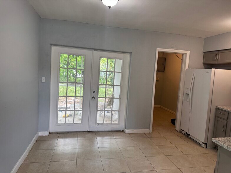 1740 SW 70th Way, North Lauderdale, FL à vendre - Photo intérieure – Image 1 sur 3