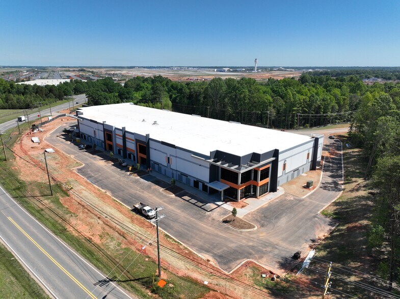 7401 Steele Creek Rd, Charlotte, NC à louer - Photo de l’immeuble – Image 2 sur 9