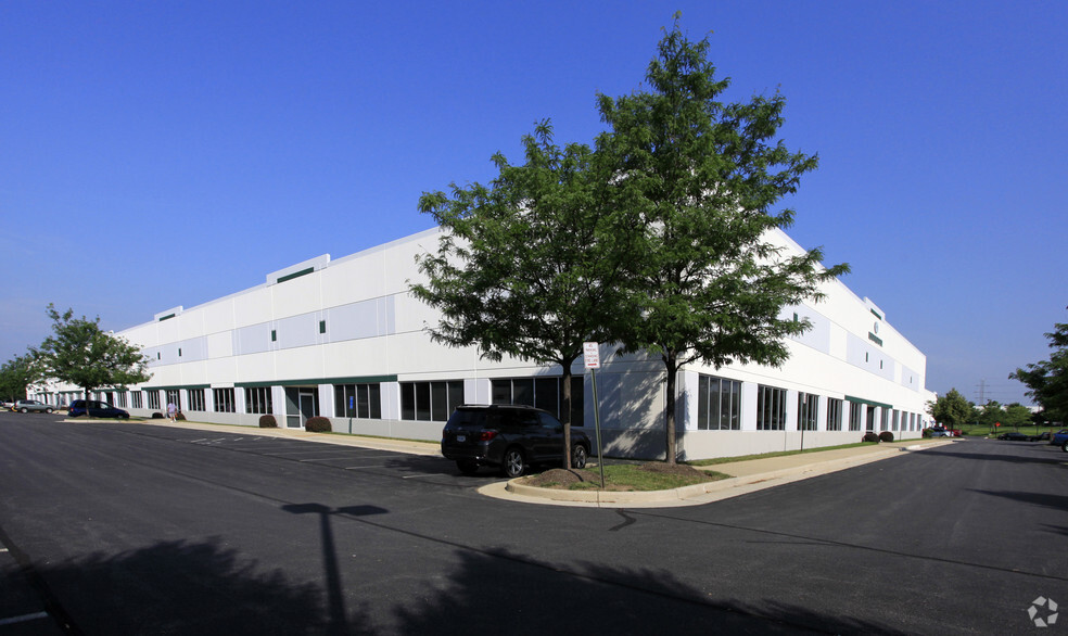 22880 Glenn Dr, Sterling, VA à louer - Photo principale – Image 1 sur 3
