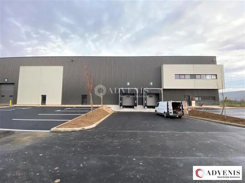 Local d’activités dans Brie-Comte-Robert à louer - Photo de l’immeuble – Image 2 sur 11