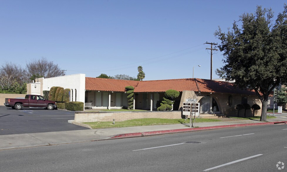 17541 Irvine Blvd, Tustin, CA à louer - Photo de l’immeuble – Image 2 sur 2