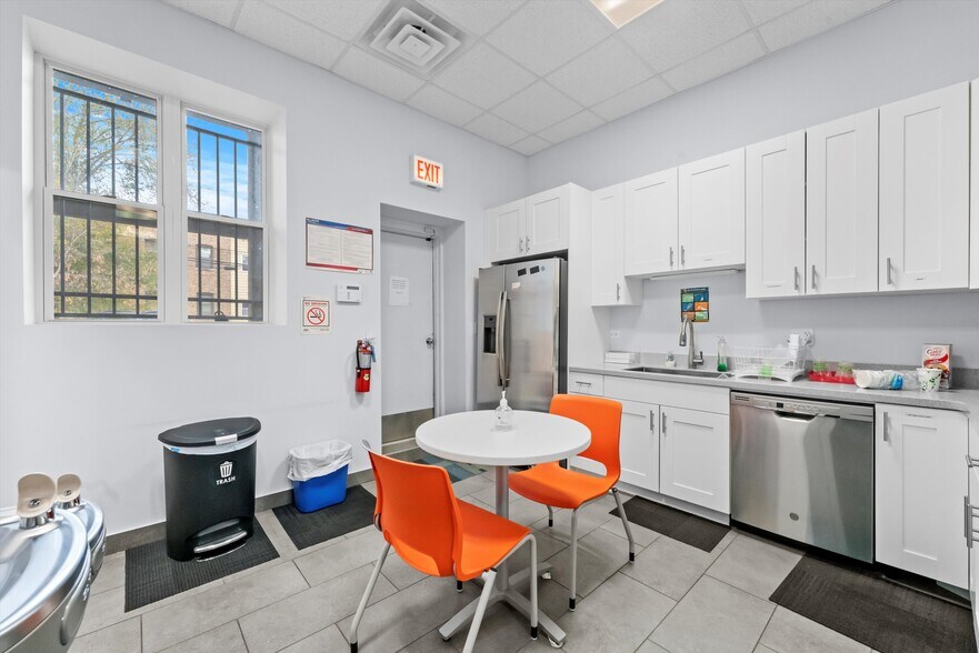 2754 W Fullerton Ave, Chicago, IL à louer - Photo intérieure – Image 3 sur 31