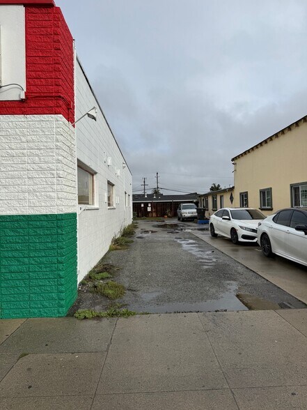 905-907 E Alisal St, Salinas, CA à louer - Photo de l’immeuble – Image 2 sur 8