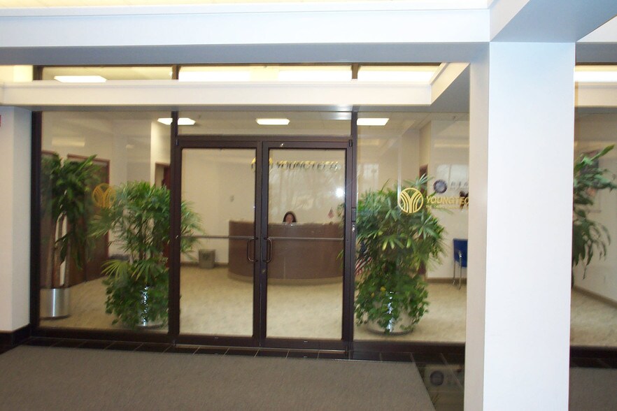 2121 State Route 27 S, Edison, NJ à louer - Hall d’entrée – Image 2 sur 5