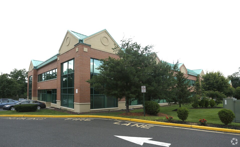 557 Cranbury Rd, East Brunswick, NJ à louer - Photo de l’immeuble – Image 3 sur 9
