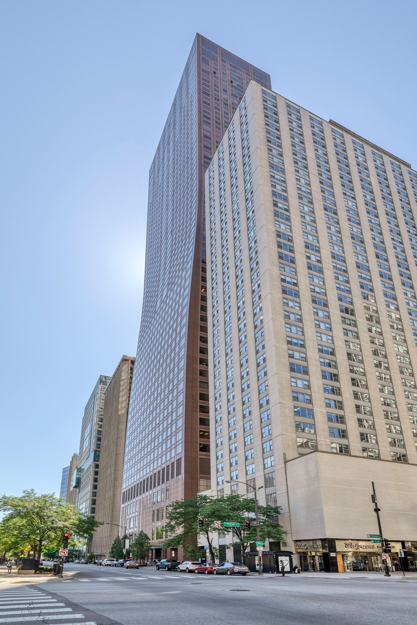 737 N Michigan Ave, Chicago, IL à louer Photo principale– Image 1 sur 23