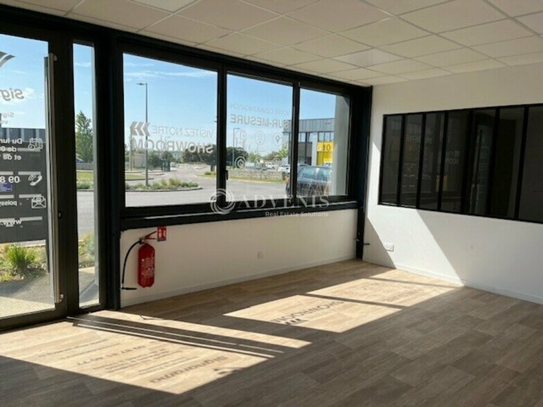 Local d’activités dans Poissy à louer - Photo intérieure – Image 3 sur 24