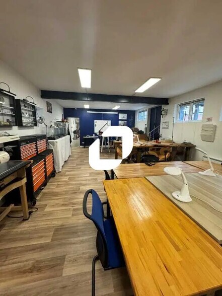 Local d’activités dans Montreuil à louer - Photo de l’immeuble – Image 2 sur 4