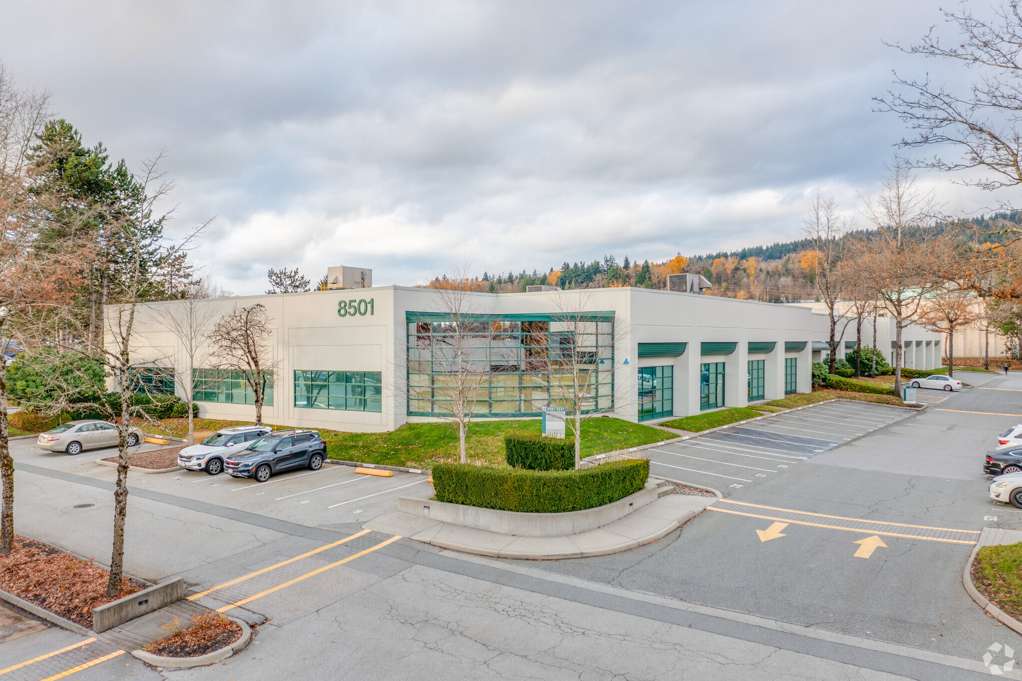 8501-8527 Commerce Crt, Burnaby, BC à louer Photo principale– Image 1 sur 8
