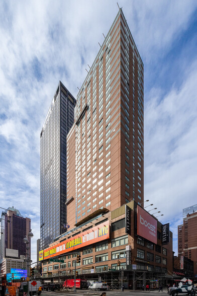 226 W 52nd St, New York, NY à louer - Photo de l’immeuble – Image 3 sur 6