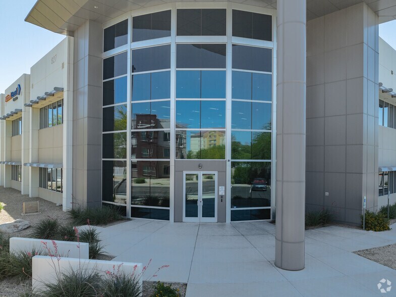 827 W Grove Ave, Mesa, AZ à louer - Photo de l’immeuble – Image 3 sur 5