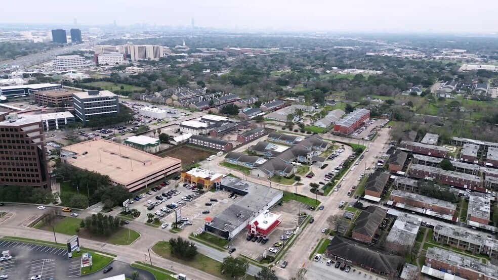 8777 S Gessner Dr, Houston, TX à louer - Vidéo sur l’annonce professionnelle – Image 2 sur 31