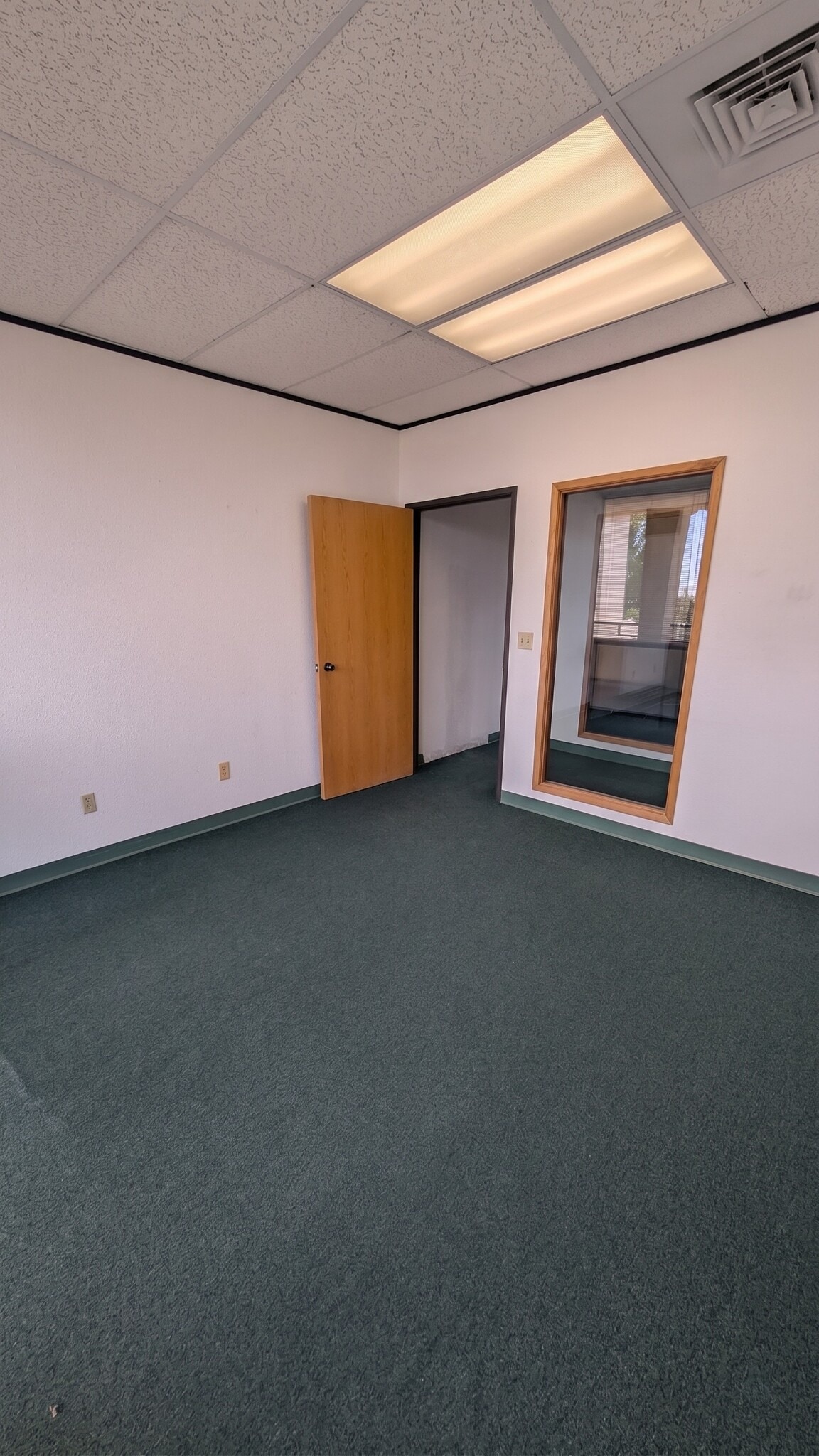 250 W 1st St, Claremont, CA à louer Photo intérieure– Image 1 sur 12