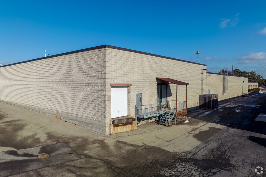 2460 Tedlo St, Mississauga, ON à louer - Photo de l’immeuble – Image 2 sur 6