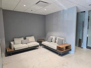 18167 US Highway 19 N, Clearwater, FL à louer Photo intérieure– Image 1 sur 12