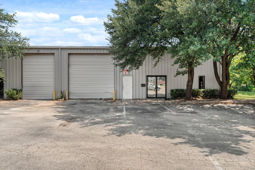 204 W Powell Ln, Austin, TX à louer - Photo de l’immeuble – Image 3 sur 12