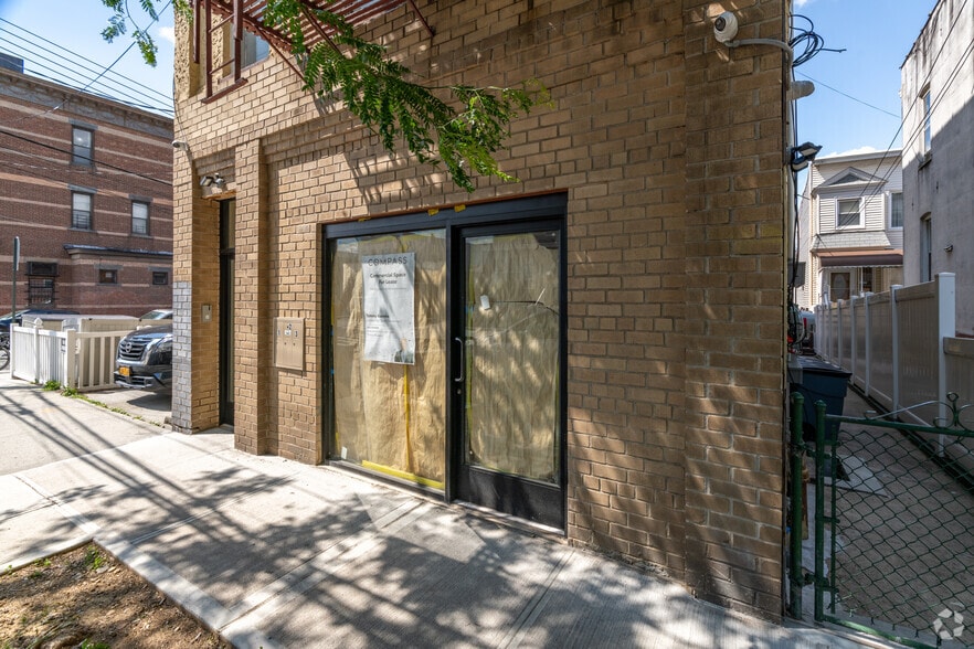 6003 56th Rd, Maspeth, NY à louer - Photo de l’immeuble – Image 3 sur 5