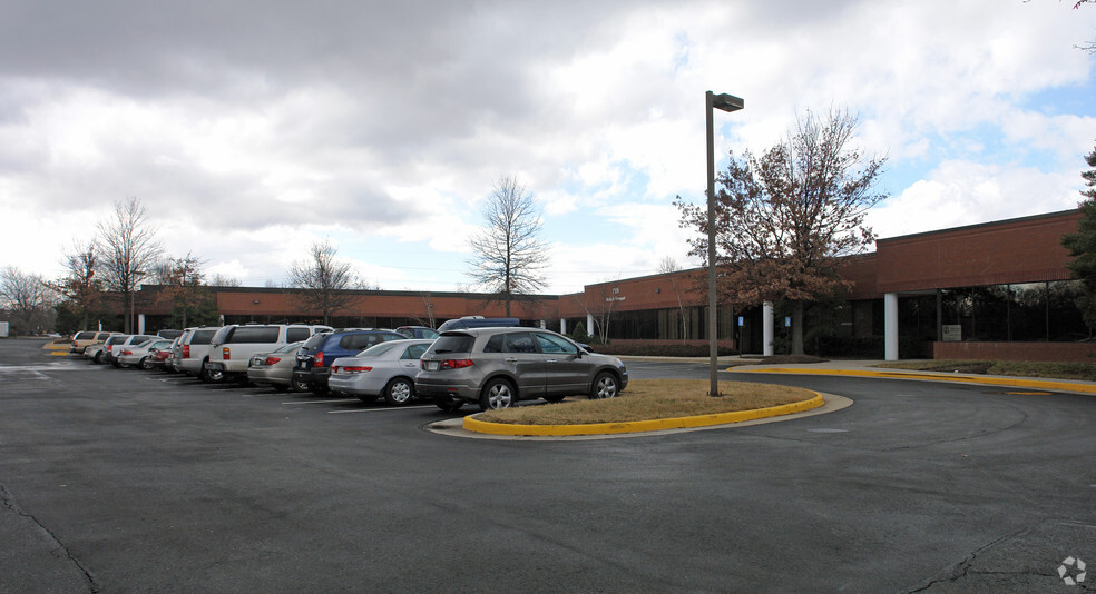 360 Herndon Pky, Herndon, VA à louer - Photo de l’immeuble – Image 3 sur 9