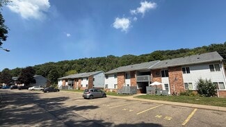 Plus de détails pour 432 McConnell St, Uhrichsville, OH - Logement à vendre
