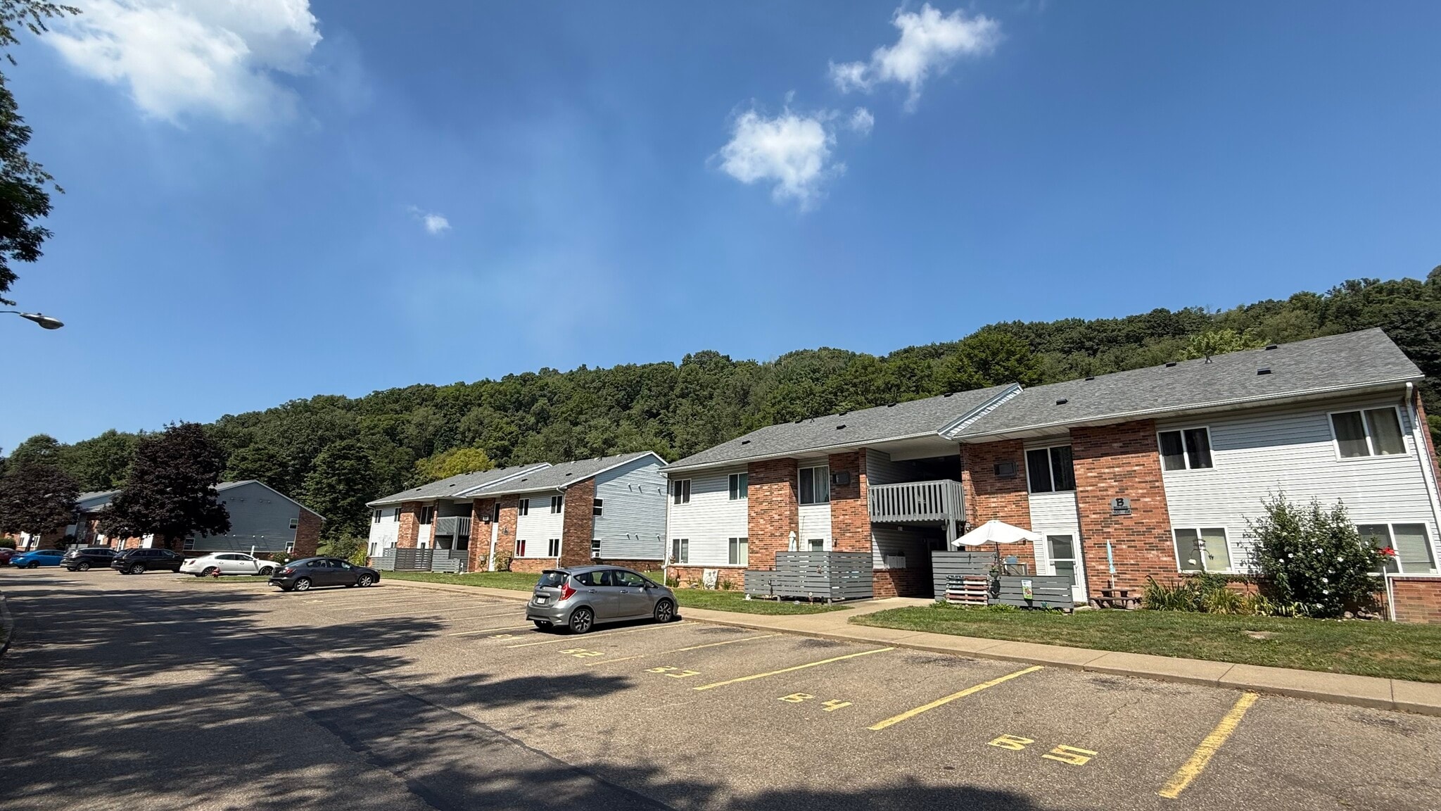 432 McConnell St, Uhrichsville, OH à vendre Photo principale– Image 1 sur 15