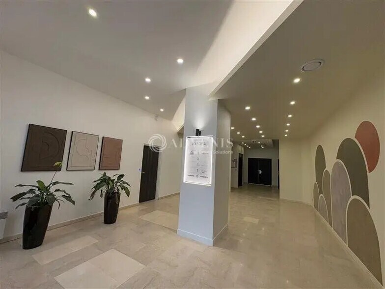 Bureau dans Montigny-le-Bretonneux à louer - Photo de l’immeuble – Image 3 sur 5