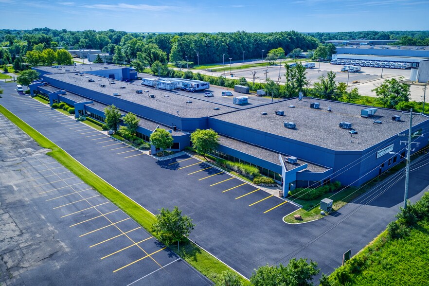 23399 Commerce Dr, Farmington Hills, MI à louer - Photo principale – Image 1 sur 3