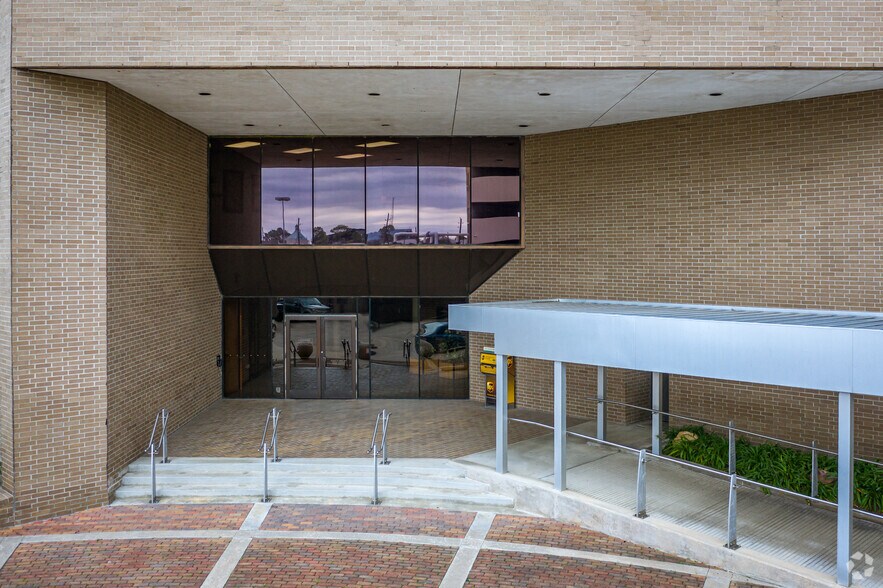 13111 Northwest Fwy, Houston, TX à louer - Photo de l’immeuble – Image 3 sur 4