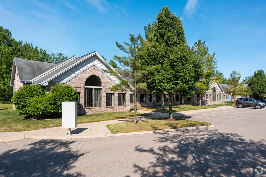 3893 Okemos Rd, Okemos, MI à louer - Photo de l’immeuble – Image 3 sur 5