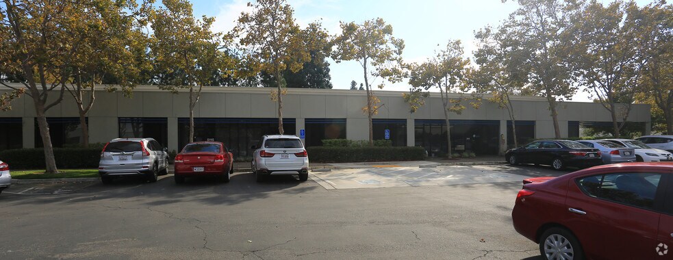 5111-5117 Johnson Dr, Pleasanton, CA à louer - Photo de l’immeuble – Image 3 sur 3