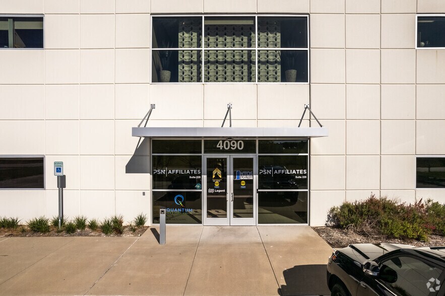 4090 Mapleshade Ln, Plano, TX à louer - Photo de l’immeuble – Image 3 sur 13