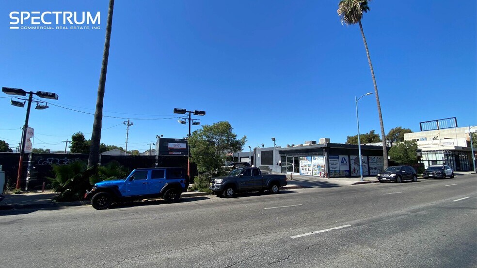21012 Sherman Way, Canoga Park, CA à louer - Photo principale – Image 1 sur 5