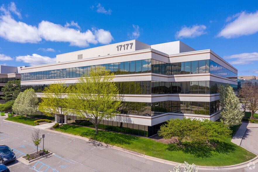 17177 N Laurel Park Dr, Livonia, MI à louer - Photo de l’immeuble – Image 1 sur 21